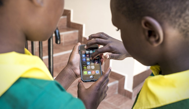 Kenyan children with a smart phone