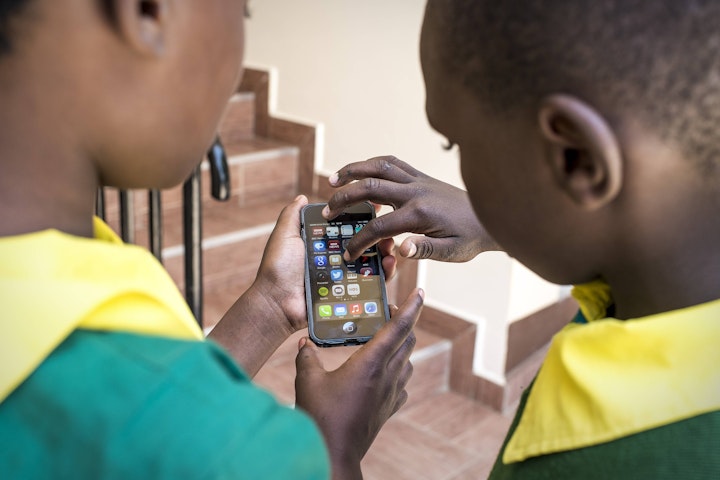 Kenyan children with a smart phone