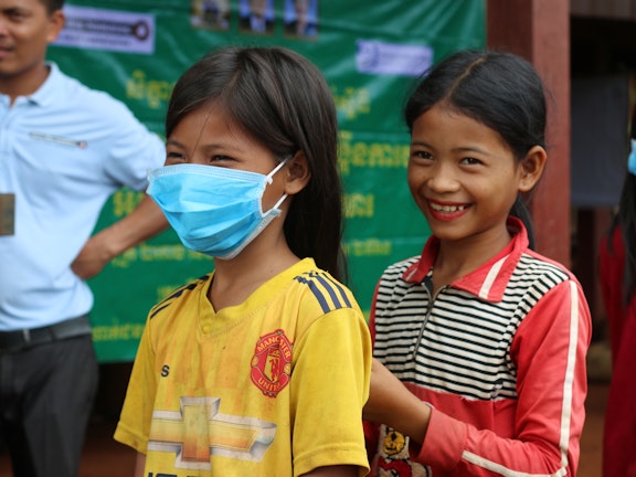 Meisjes met mondkapjes in Cambodja