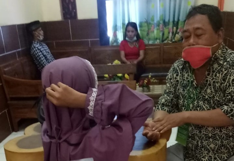A child with partner staff 