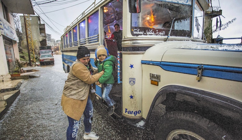 Schoolbus in Libanon, foto Arie Kievit