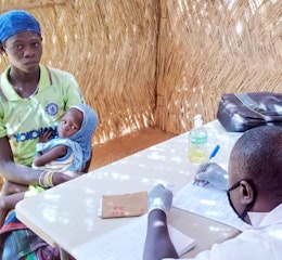 Belem Azéta is moeder van drie kinderen en woont tijdelijk in Burkina Faso