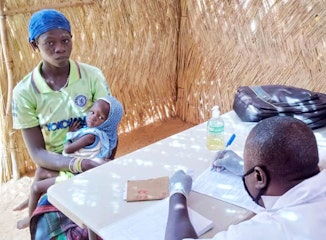 Belem Azéta is moeder van drie kinderen en woont tijdelijk in Burkina Faso