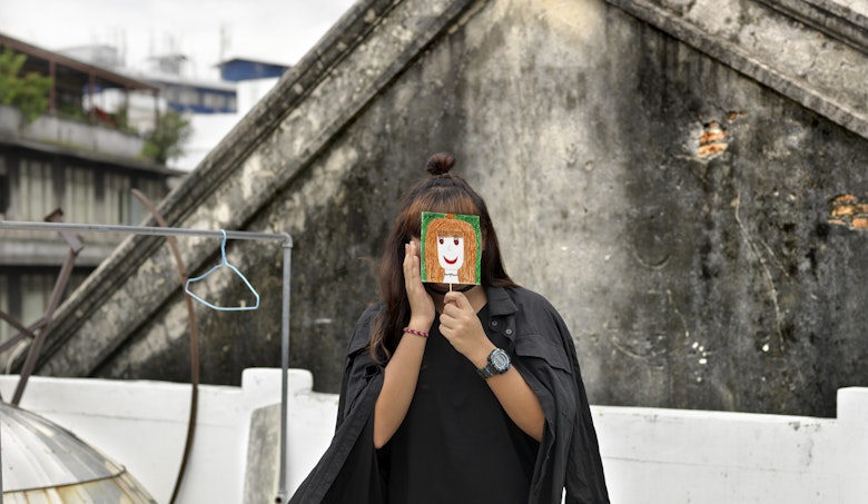 In 2018 bezocht fotograaf Marieke van der Velden twee opvangcentra ondersteund door Down to Zero in Thailand. Zij portretteerde de aanwezige tieners en luisterde naar hun verhalen, over wat het betekent om met steun aan een nieuwe toekomst te kunnen werken. Yo was een van jongeren, die nu ruim twee jaar later opnieuw is bezocht. 
