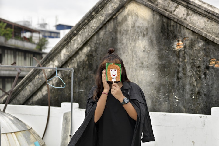 In 2018 bezocht fotograaf Marieke van der Velden twee opvangcentra ondersteund door Down to Zero in Thailand. Zij portretteerde de aanwezige tieners en luisterde naar hun verhalen, over wat het betekent om met steun aan een nieuwe toekomst te kunnen werken. Yo was een van jongeren, die nu ruim twee jaar later opnieuw is bezocht. 