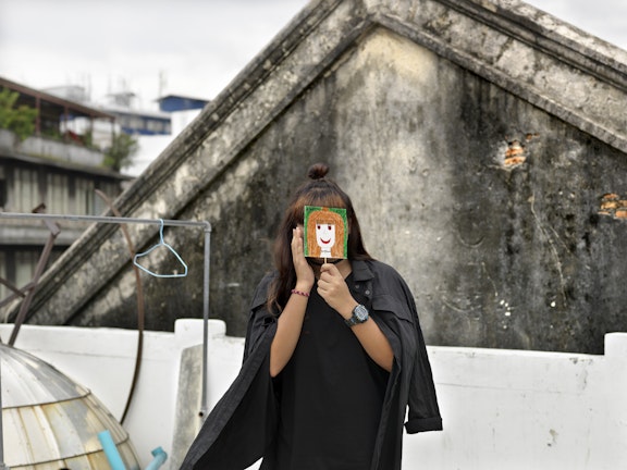 In 2018 bezocht fotograaf Marieke van der Velden twee opvangcentra ondersteund door Down to Zero in Thailand. Zij portretteerde de aanwezige tieners en luisterde naar hun verhalen, over wat het betekent om met steun aan een nieuwe toekomst te kunnen werken. Yo was een van jongeren, die nu ruim twee jaar later opnieuw is bezocht.