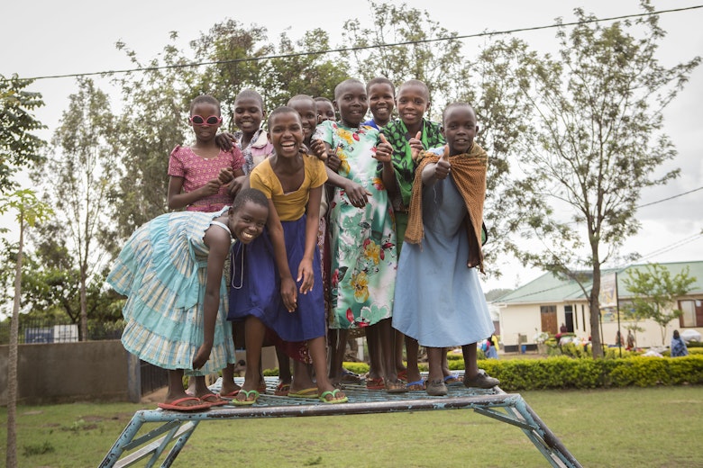Jonge meisjes op een schoolplein Tanzania.