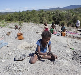 Kinderarbeid in Madagaskar. In de mica mijnen werken naar schatting uit 2019 ca 11.000 kinderen. Foto Jan-Joseph Stok/Terre des Hommes