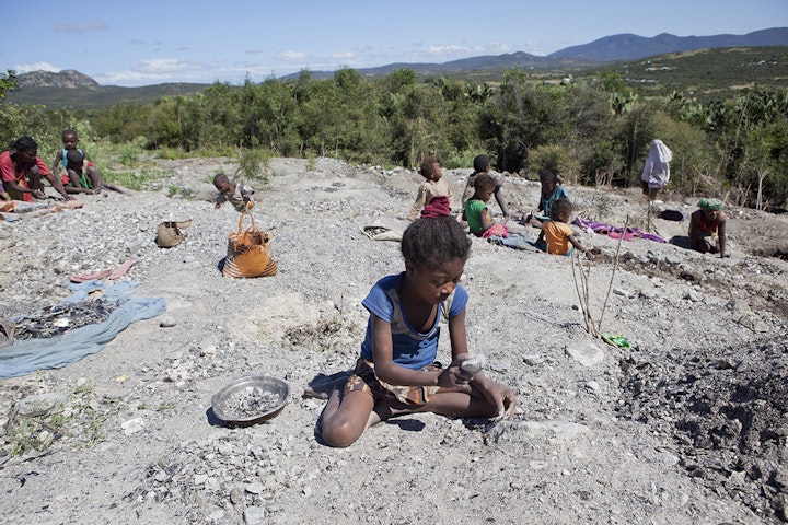 Kinderarbeid in Madagaskar. In de mica mijnen werken naar schatting uit 2019 ca 11.000 kinderen. Foto Jan-Joseph Stok/Terre des Hommes