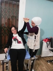 Fatima (30) uit Syrië kan weer lopen: “Het leven lacht me weer toe”