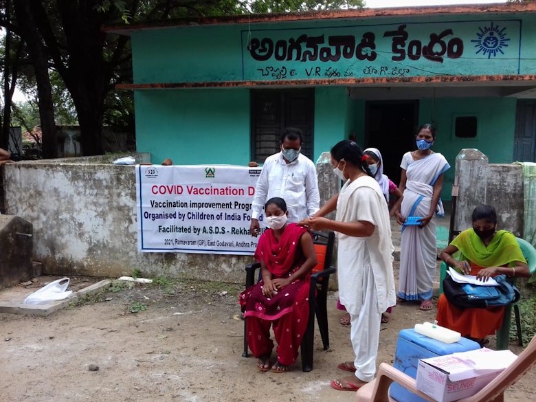 Bij het gezondheidscentrum Primary Health Care Centre in Andhra Pradesh worden mensen met steun vanuit de Giro555-campagne gevaccineerd. Photographer: John Dheena, Terre des Hommes Netherlands
