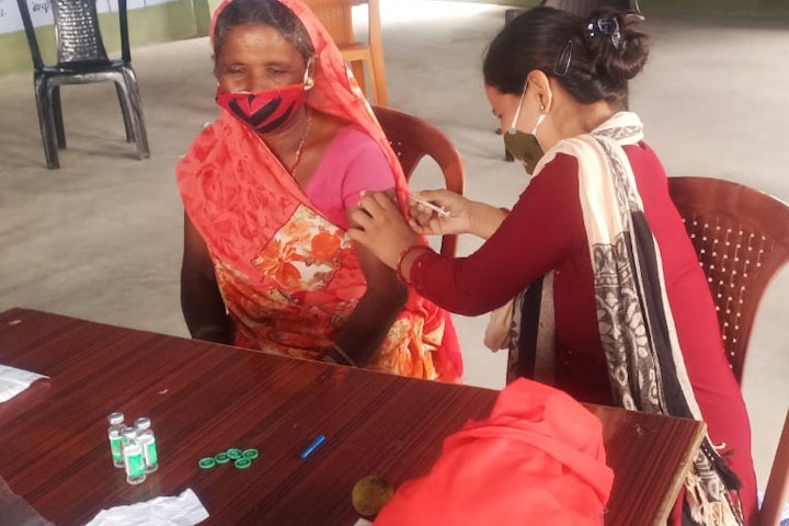 De 65-jarige Dulhari Devi wordt gevaccineerd door verloskundige Preeti Kumari. Dulhari komt uit een extreem arm gezin en werkt nog steeds in de nabijgelegen micamijnen. Eerst durfde zij zich niet te laten vaccineren, maar na de uitleg van de jongerenclub had ze er toch vertrouwen inn. Ze voelt zich nu veilig en beschermd. 