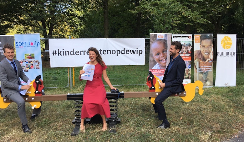 Enthousiaste Kamerleden bij de actieplek tegenover de nieuwe Tweede Kamer: Anne Kuik (CDA), Jan Klink (VVD) en Alexander Hammelburg (D66). Ook Don Ceder (CU) schoof aan. 15 kinderrechtenorganisaties waaronder Terre des Hommes willen meer kinderrechten in het regeerakkoord