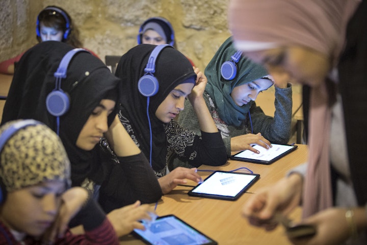 Meisjes in Libanon krijgen les met behulp van een iPad. 
