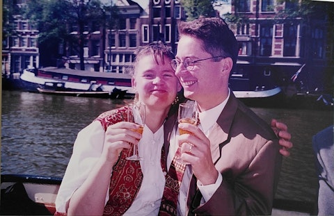 Na het Ja-woord stapten Trudy en Harm op de rondvaartboot in Amsterdam. 