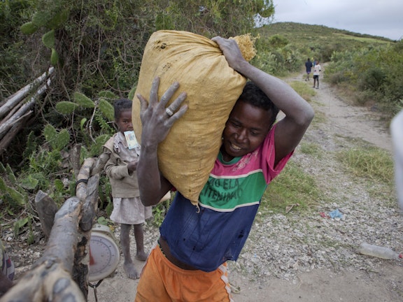Weging van een zak gedolven mica, in het zuiden van Madagaskar. Dit deel van Madagaskar koerst af op hongersnood. (foto uit 2019 van Jan-Joseph Stok/Terre des Hommes)