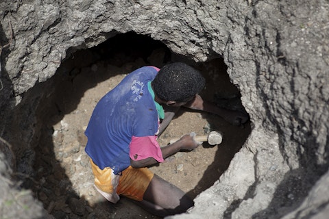 Wist je al dat in Madagaskar meer dan 10.000 kinderen onder gevaarlijke omstandigheden in micamijnen werken?