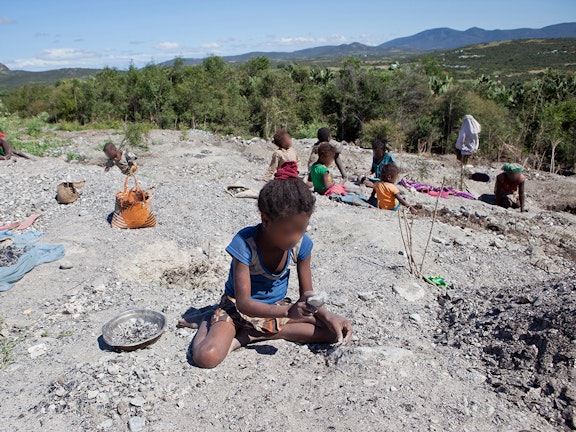 Kinderarbeid in Madagaskar. In de mica mijnen werken naar schatting uit 2019 ca 11.000 kinderen. Foto Jan Joseph Stok/Terre des Hommes