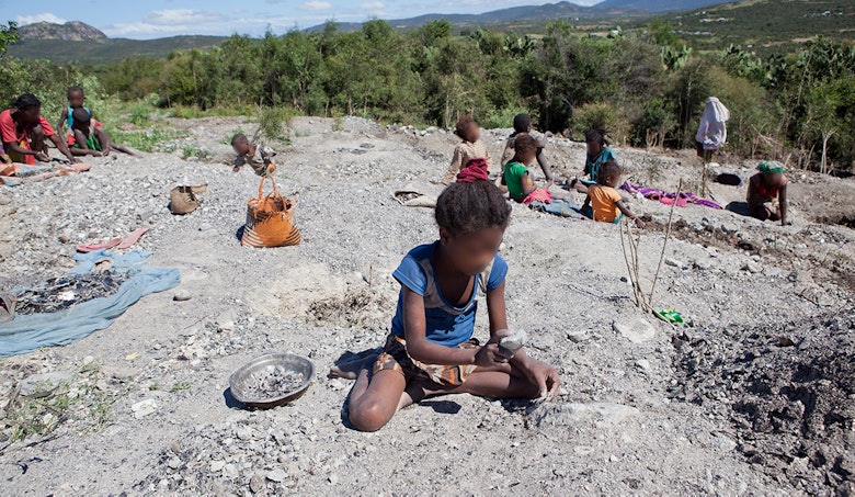 Kinderarbeid in Madagaskar. In de mica mijnen werken naar schatting uit 2019 ca 11.000 kinderen. Foto Jan Joseph Stok/Terre des Hommes