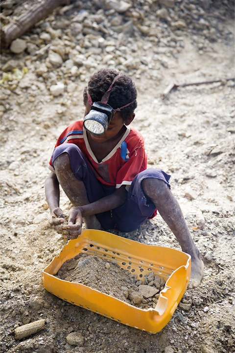 Kinderarbeid in micamijnen in Madagaskar. Foto Arie Kievit/Terre des Hommes