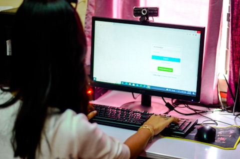 Bij kinderen en ouders leeft de gedachte dat misbruik dat online plaatsvindt, minder schadelijk is.