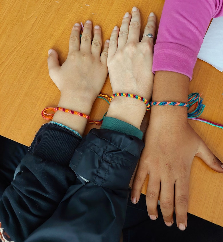 Kinderen met armbandjes