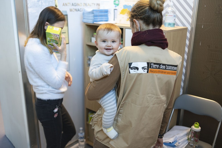 Moeders met jonge kinderen krijgen hulppakketten aangeboden.