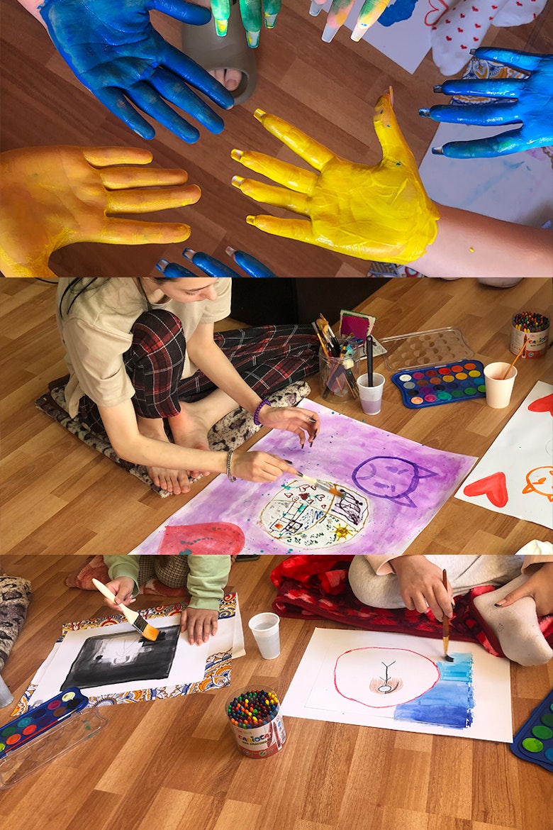 Kinderen uiten hun gevoel tijdens de creatieve therapie-workshops
