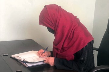 Werkverbod voor vrouwen in Afghanistan: ‘Ik voel me net een gevangene’