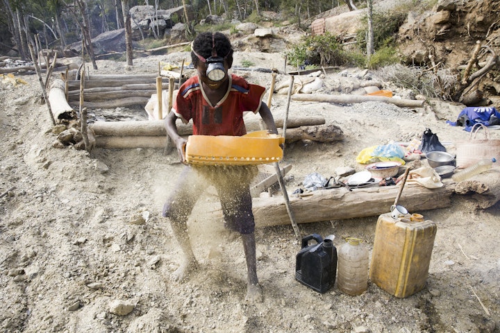 Child working in the mica mines