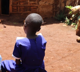 Nadia (6) woont op het platteland in Tanzania.