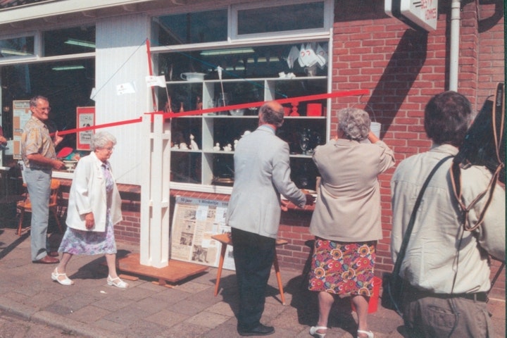 In Pijnacker wordt de winkel aan de Emmastraat geopend (1993)