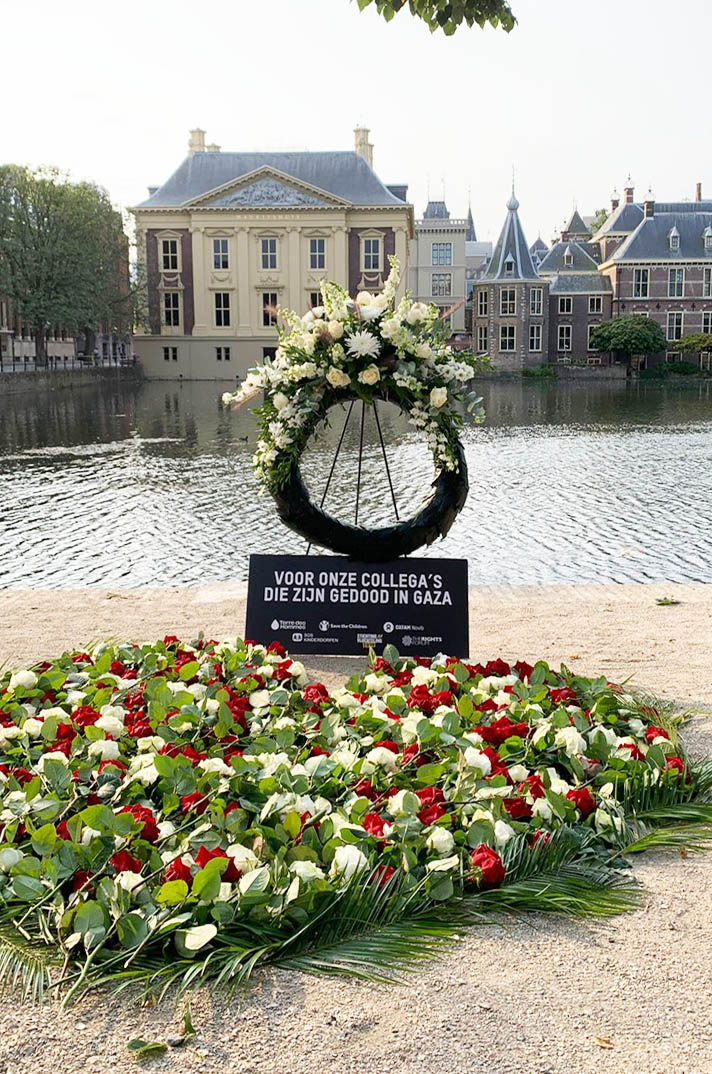 Bij de Hofvijver worden daartoe 287 rode en witte rozen en een herdenkingskrans geplaatst.