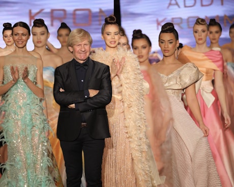 Addy tijdens zijn modeshow.
