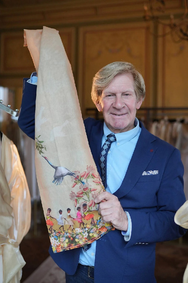 Addy van den Krommenacker met het limited edition 'Met Naald & Daad'-sjaaltje
