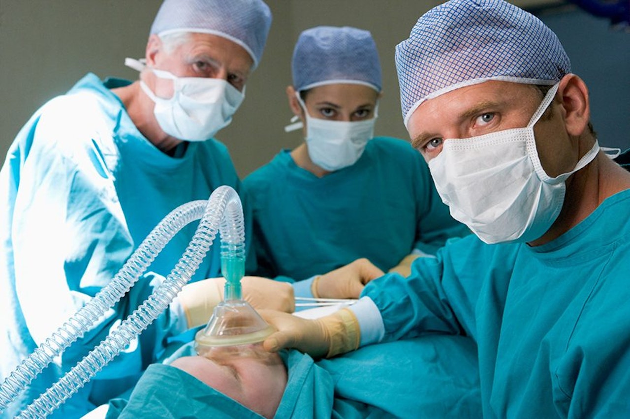 Clinicians in an operating theatre using anaesthesia and ventilation equipment