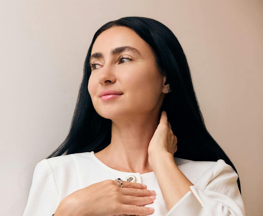 women holding her neck