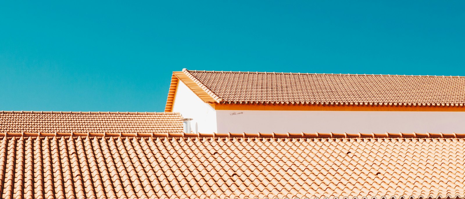 A red tiled hose roof.
