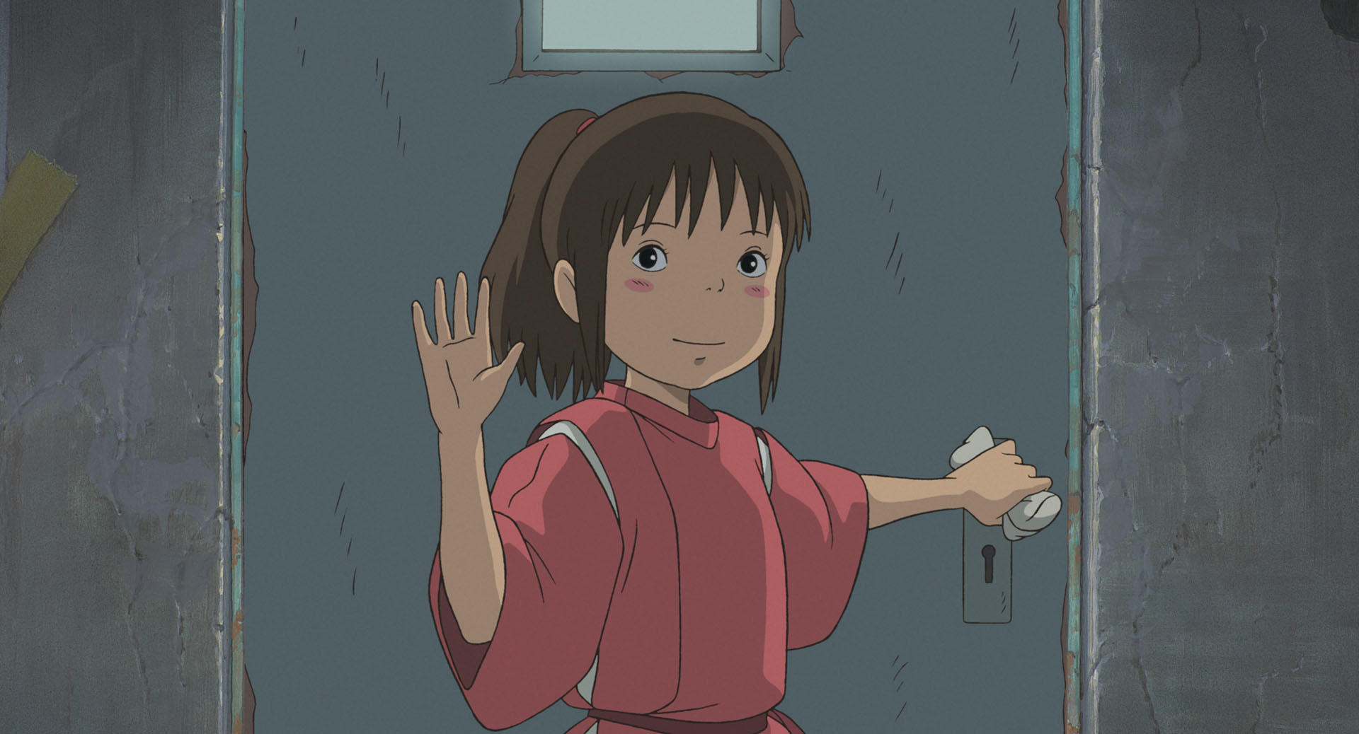 A imagem mostra Chihiro, uma menina de cabelos escuros e roupa vermelha acenando para o espectador.