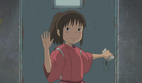 A imagem mostra Chihiro, uma menina de cabelos escuros e roupa vermelha acenando para o espectador.