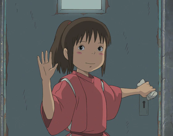 A imagem mostra Chihiro, uma menina de cabelos escuros e roupa vermelha acenando para o espectador.