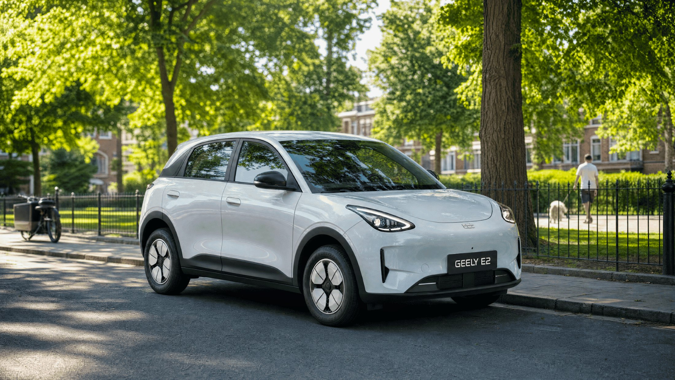 Geely E2 op een groene stadslaan