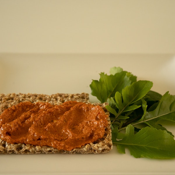 Muhammara op cracker