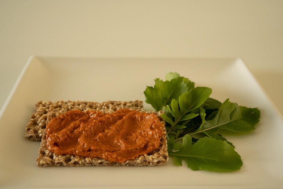 Muhammara op cracker