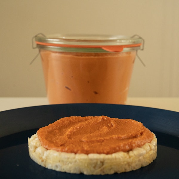 Tomatenhumus op rijstwafel