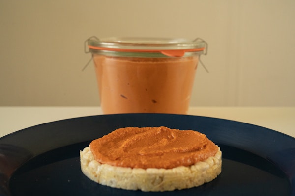 Tomatenhumus op rijstwafel
