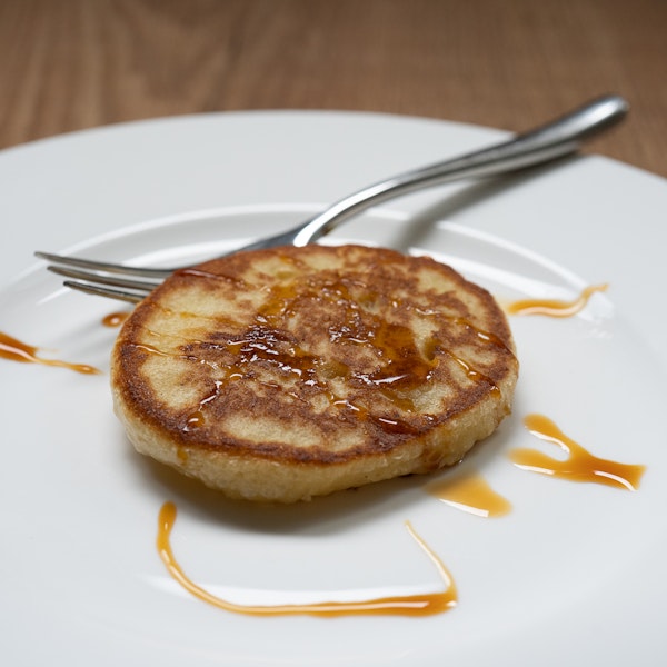 Banana pancakes op bord