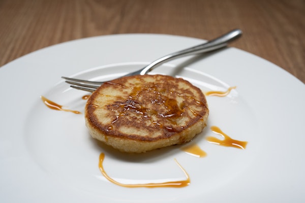 Banana pancakes op bord