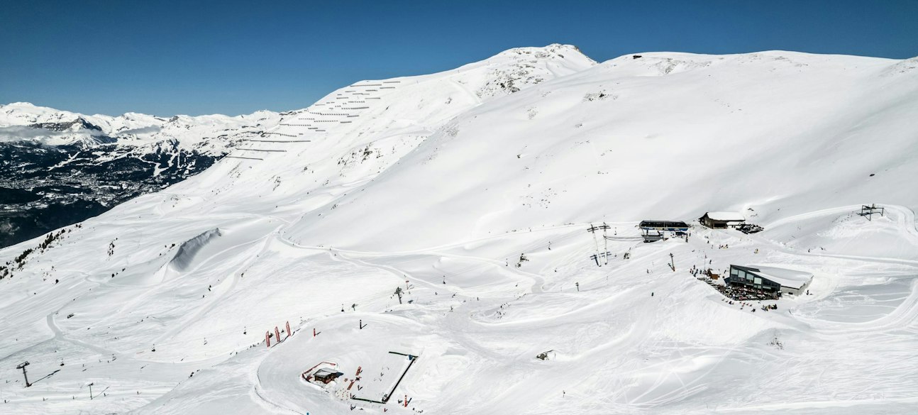 Verschneites Skigebiet von St-Luc / Chandolin