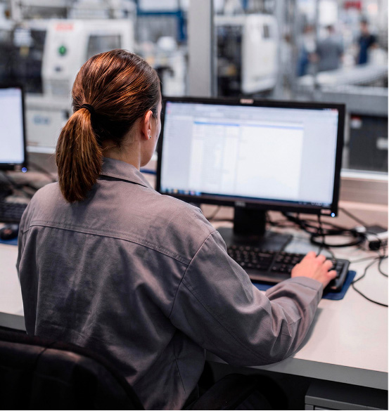 Technician at the computer during production control